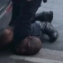 美国警察跪压黑人男子致死现场