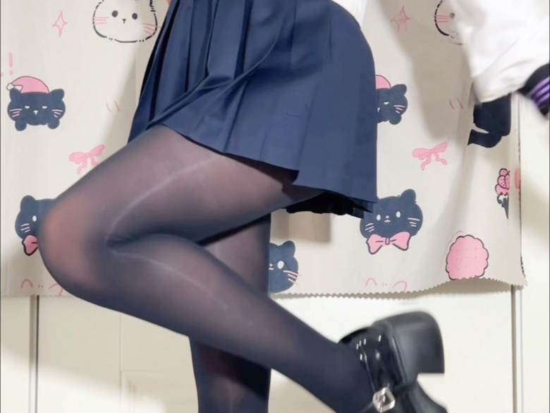 他又谈恋爱了 那个女生还很漂亮 突然觉得好没意思 听说柿子和螃蟹一起吃会中毒 柿子我已经买好了 谁给我寄点螃蟹 最好是八两的  最毒