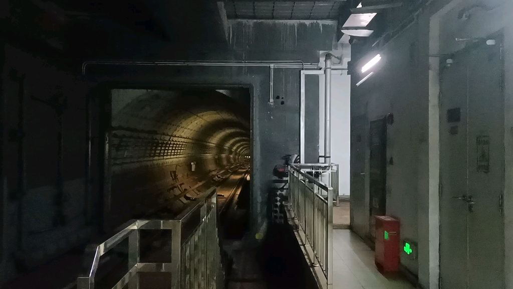 无锡地铁2号线往梅园开原寺列车入荣巷站