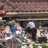 70岁老人住垃圾屋，150吨垃圾堆满两层楼，背后原因令人心酸