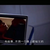 小伙在卫生间跟空姐玩耍,不料刚出门,两人差点就被发现了
