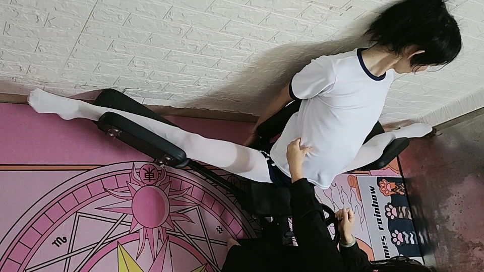 把我腿撕开也不会说的！挠我也不会说的！快放开我！！