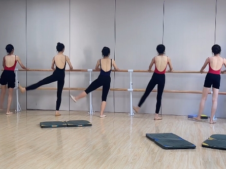 舞蹈生开软度练习