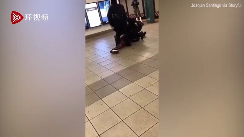 纽约一流浪汉与警察起冲突，一脚把女警踢进地铁轨道