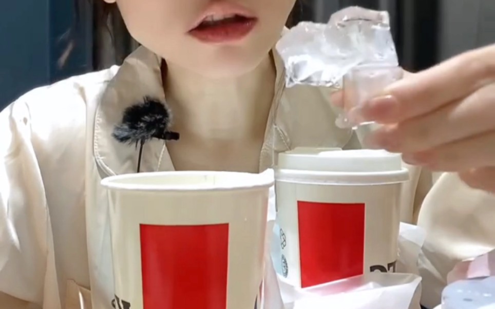 『纯冰嘎嘣脆🧊｜奶茶冰 方块冰』吃冰