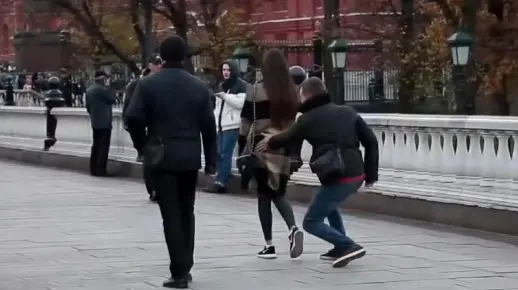 俄罗斯整蛊实验：在街头打美女屁股甩锅给路人，最后会发生什么呢？