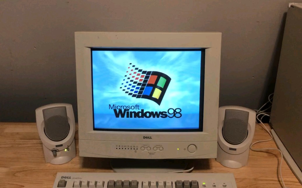 一台还在运行Windows98的老电脑，当Windows98启动音乐响起的时候，整个灵魂为之感动。。。