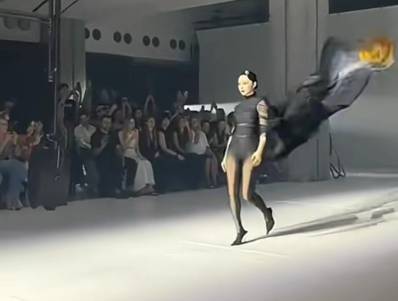 范冰冰黑丝高跟鞋巴黎时装秀场走秀