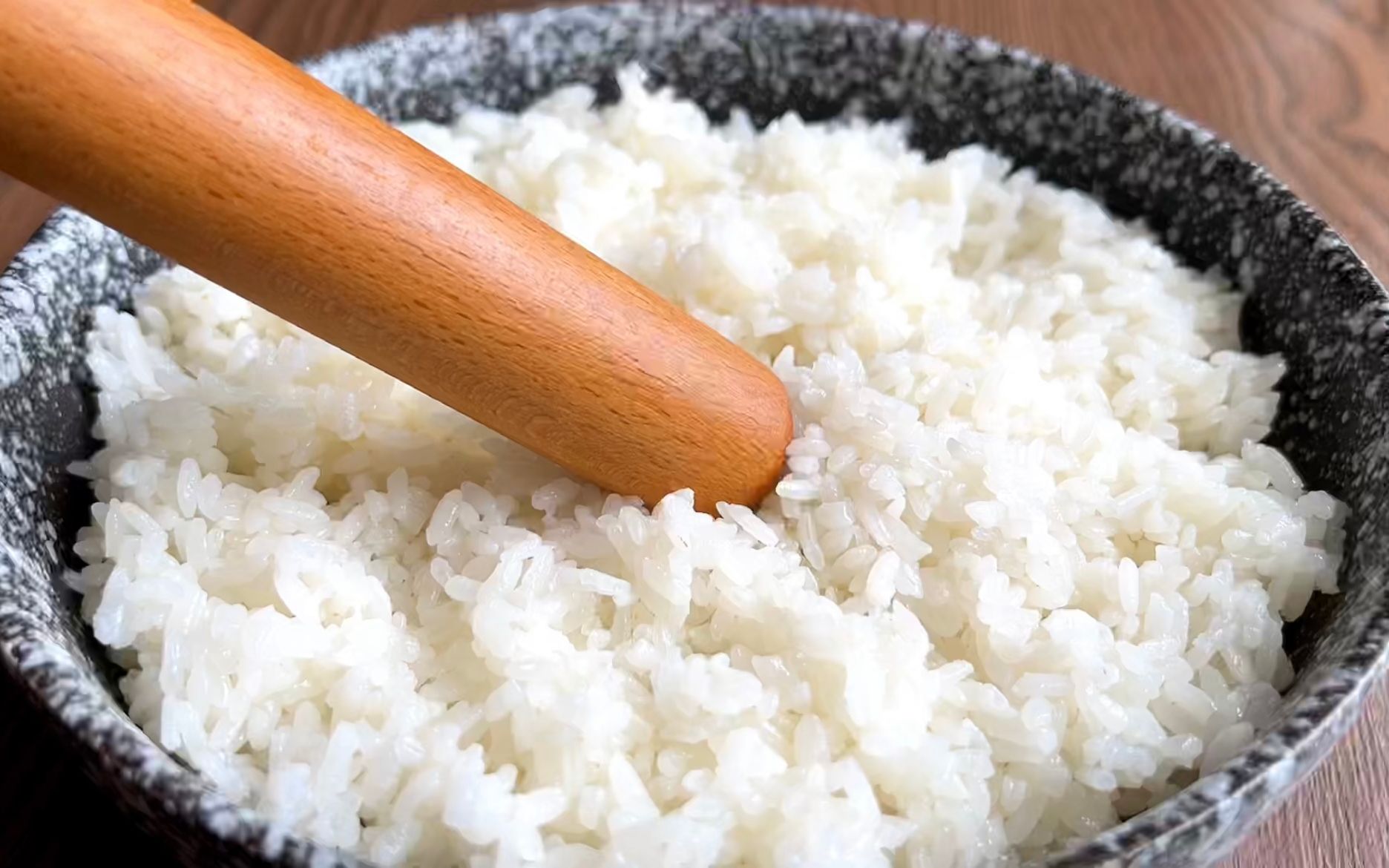 用擀面杖把大米敲一敲，瞬间变一道小吃，第一次见这做法，真美味