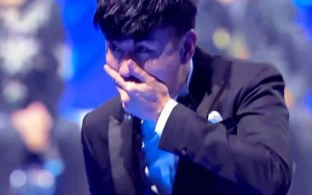 感动！林俊杰有史以来最深情的一次演唱，唱到最后捂脸大哭！