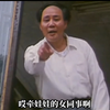 哎牵娃娃的女同志，你娃娃的东西掉了