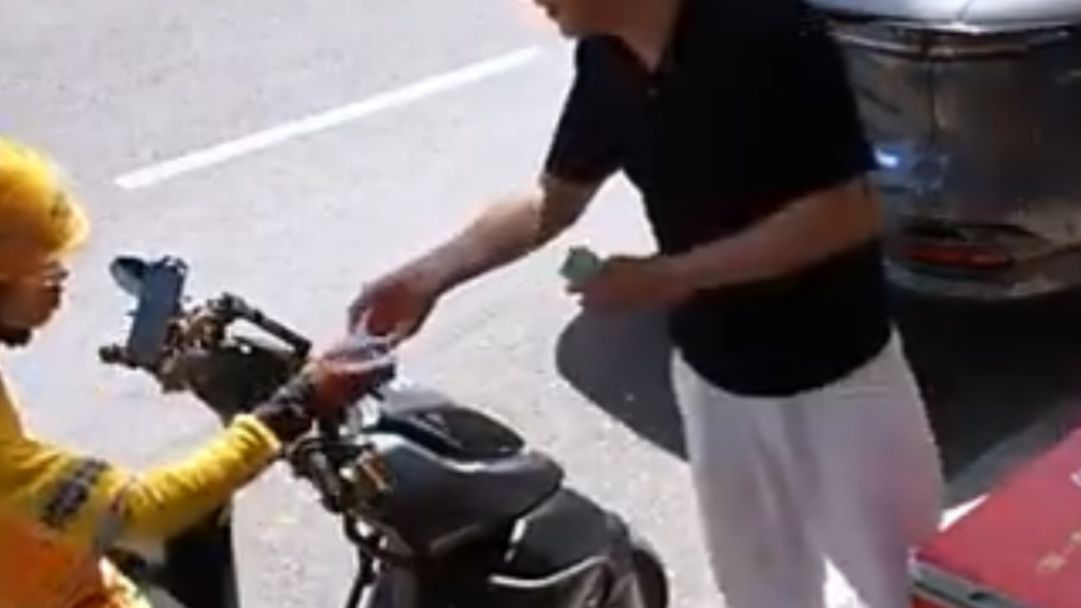 近日成都街头，本以为男子在爱心水站薅羊毛，结果却是补满水箱、送冰凉贴。