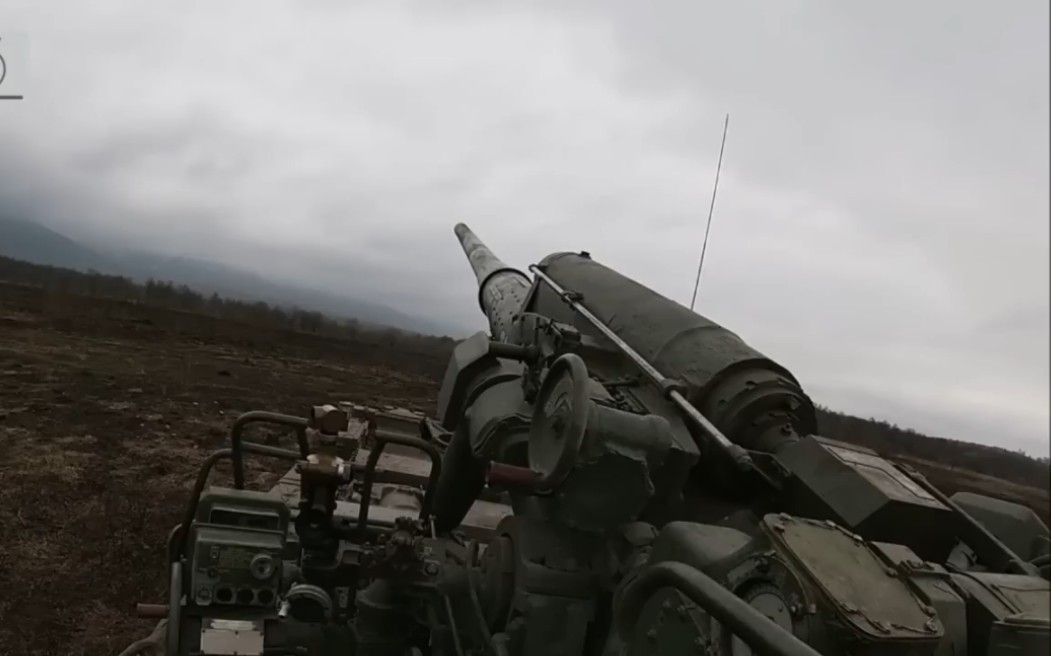 瞄准目标！俄罗斯炮兵向乌克兰坦克车队开火