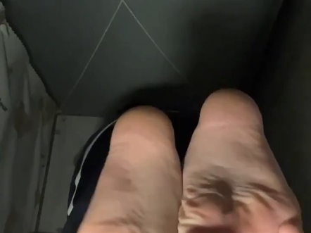 看着大一女生的脚底