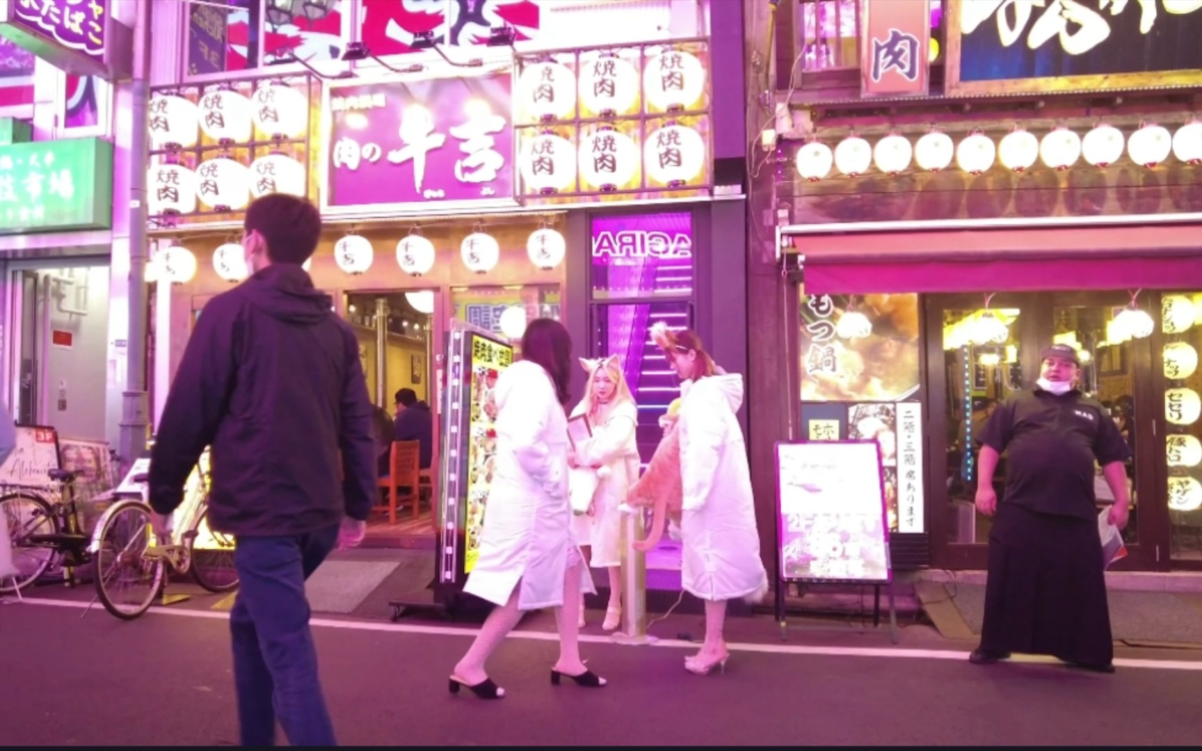 东京热闹的夜晚女人都成精了