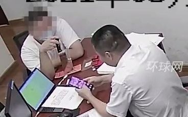 打劫，不许笑！杭州一男子持刀声称抢银行却无人信，经理玩着手机和他淡定聊天