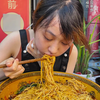 女大学生挑战2斤半小面