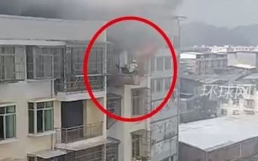 四川一居民楼发生火灾，旁边工地塔吊师傅救出被困火场孩子