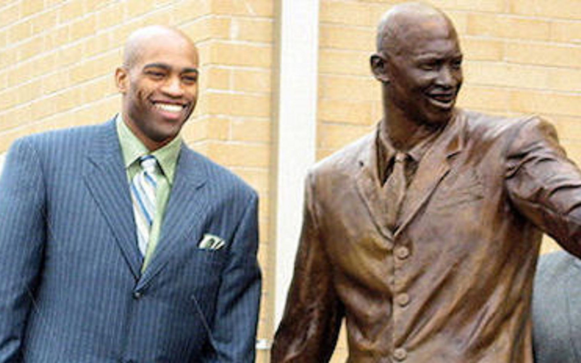 2005年佛罗里达高中为卡特建雕像，后者曾为此校1995年篮球先生