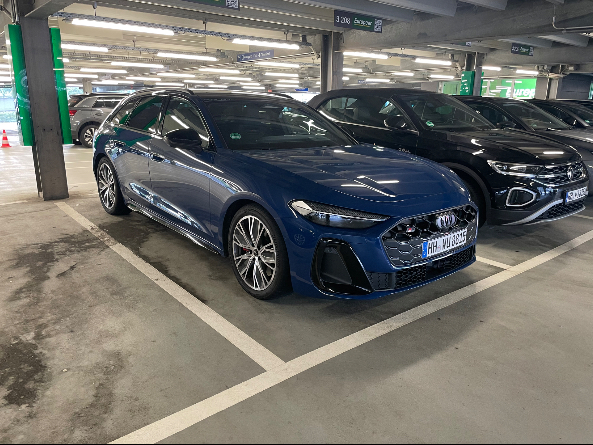 奥迪 S5 Avant 傍晚 乡村道路