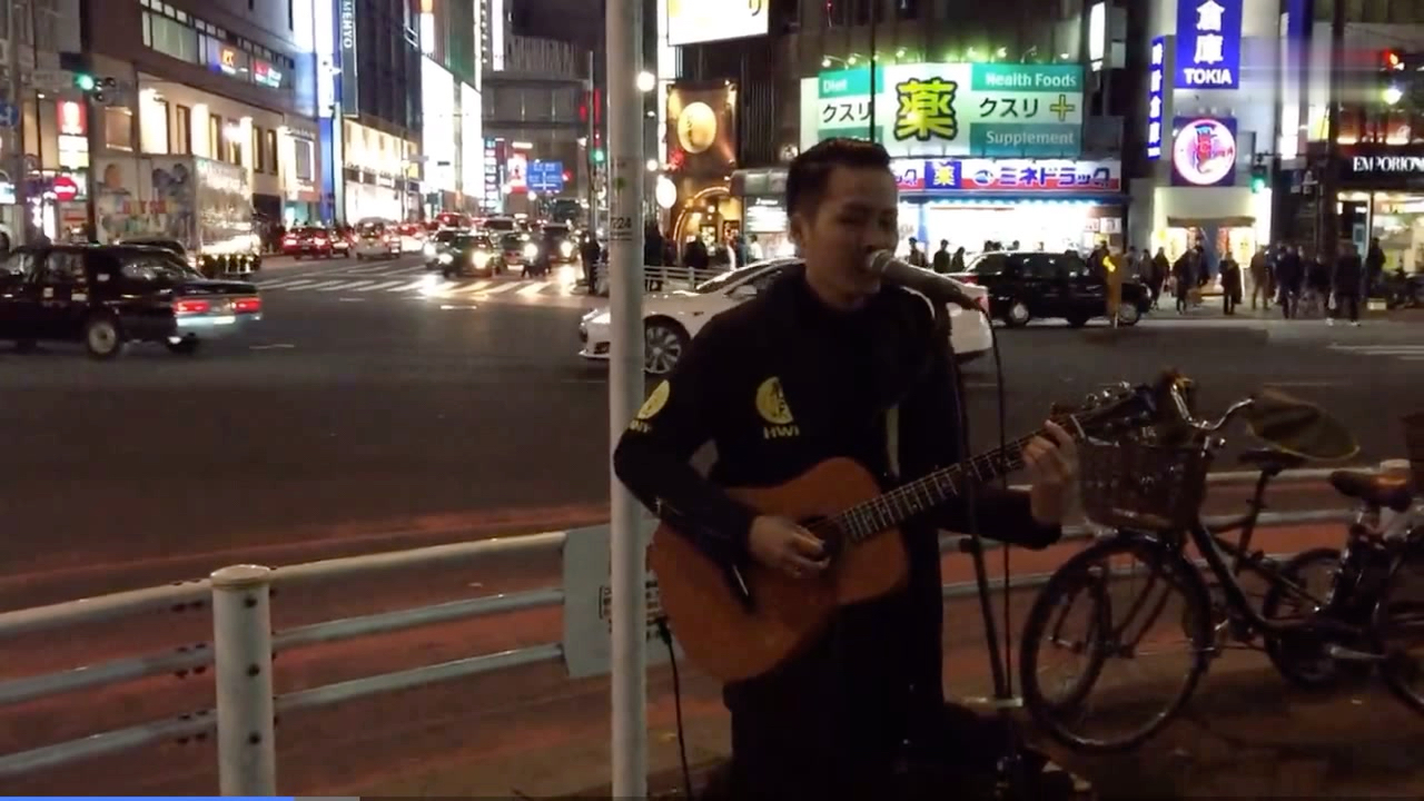 日本东京街头演唱《海阔天空》艺人他乡遇故知，唱哭路人女同胞