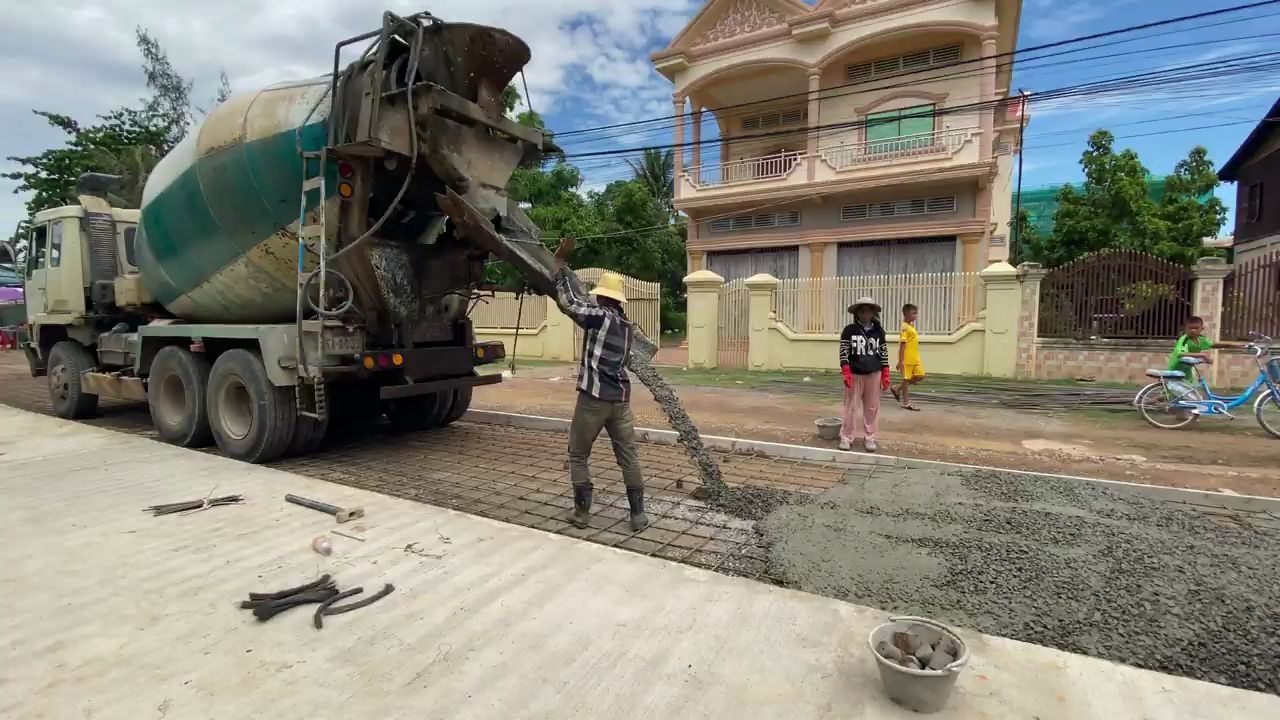 水泥路是怎么铺成的？