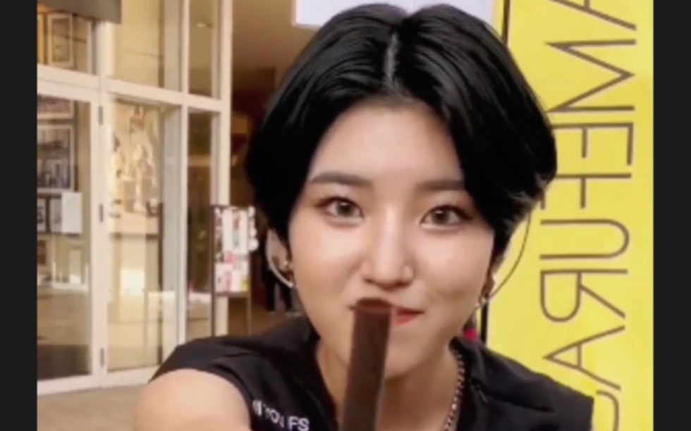 Kojima Hana, a faintly famous little idol.