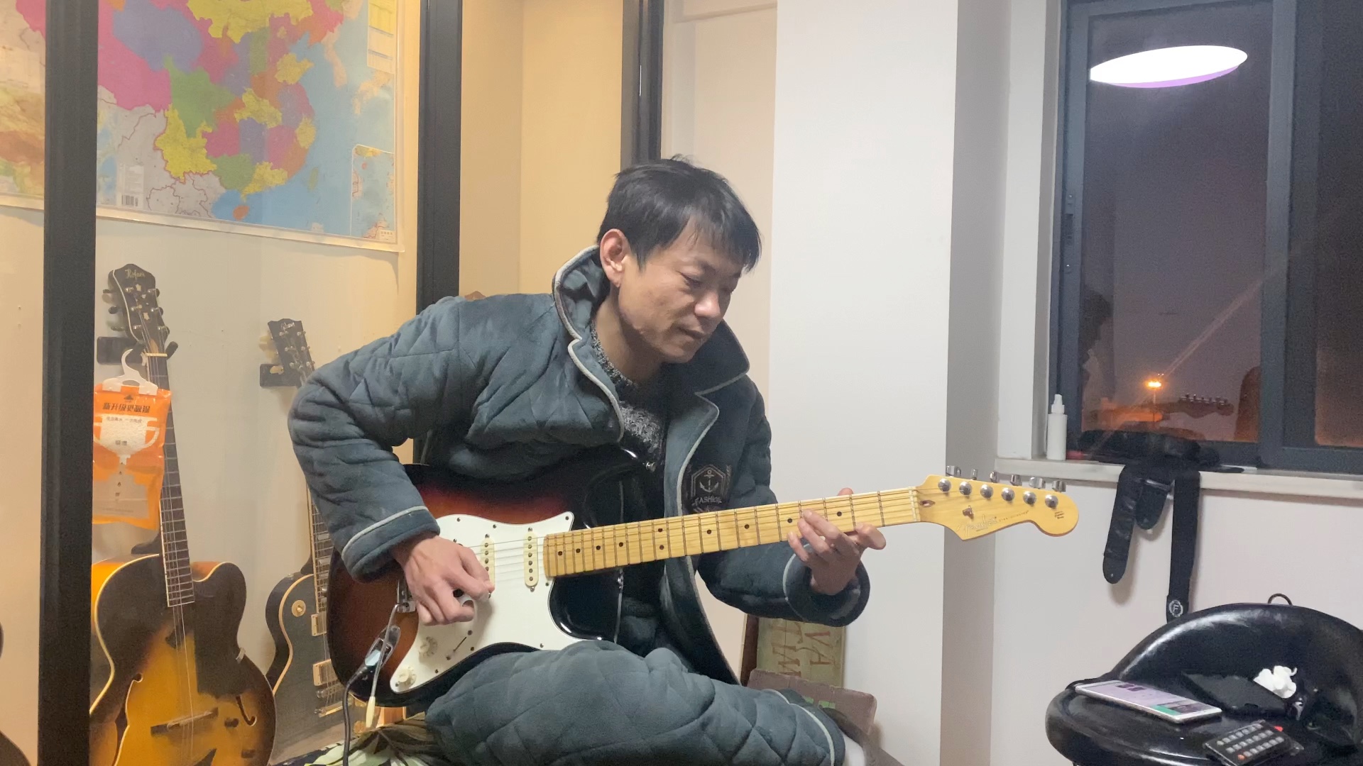 Fender 今天用的老板的iPhone 4K瞎录的一段,要努力在流水线上工作换手机哔哩哔哩bilibili