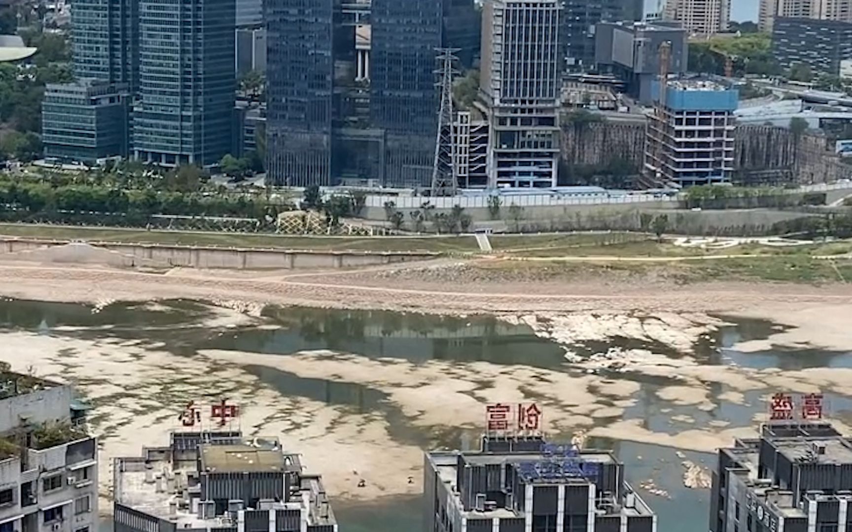持续高温！重庆51条河流断流 嘉陵江部分流域露出河床