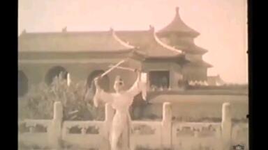 1926年的一天满清驻日本公使裕庚的小女儿慈禧最宠爱的女官被封为“山寿郡主”的裕容龄正在北京天坛前面舞剑