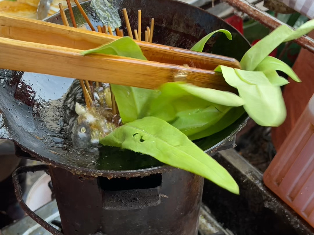 河北邯郸老奶奶卖炸串，1元4串，青菜很新鲜，油也清澈很好吃