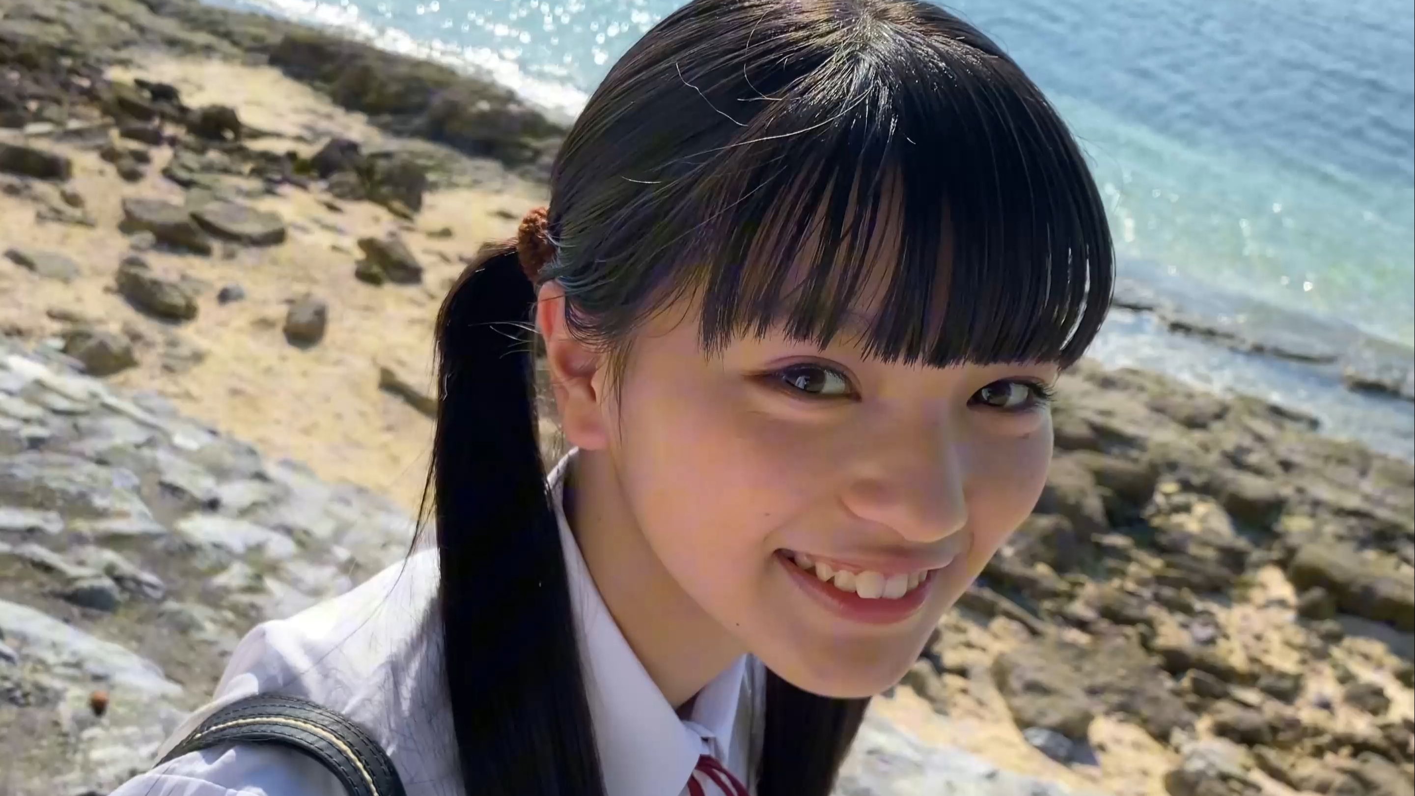 Walking on the Coast in the company of Tamaki Hinako [4K quality].
