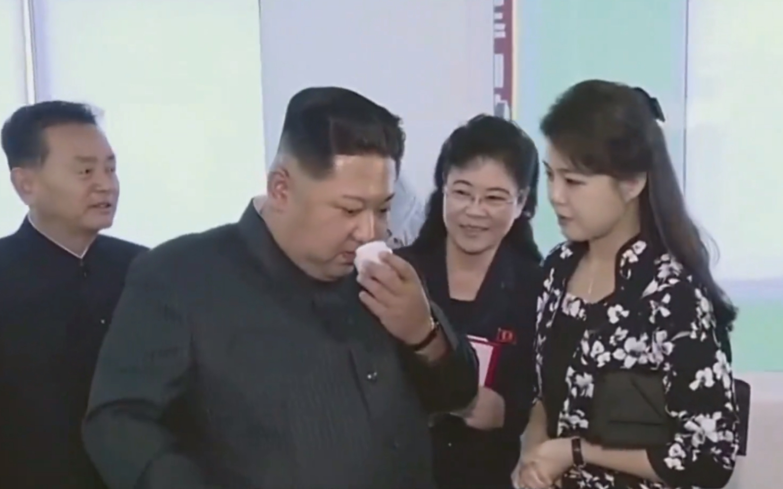 为了宣传朝鲜化妆品，李雪主亲自教金正恩如何使用雪花膏