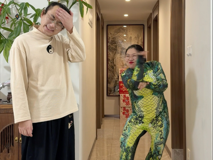 战袍我有不少，唯一纠结的是哪身更能镇住我婆家一众家人，让我当话事人#过年战袍 #过年回家#抽象#过年回家穿哪套显得我混得好
