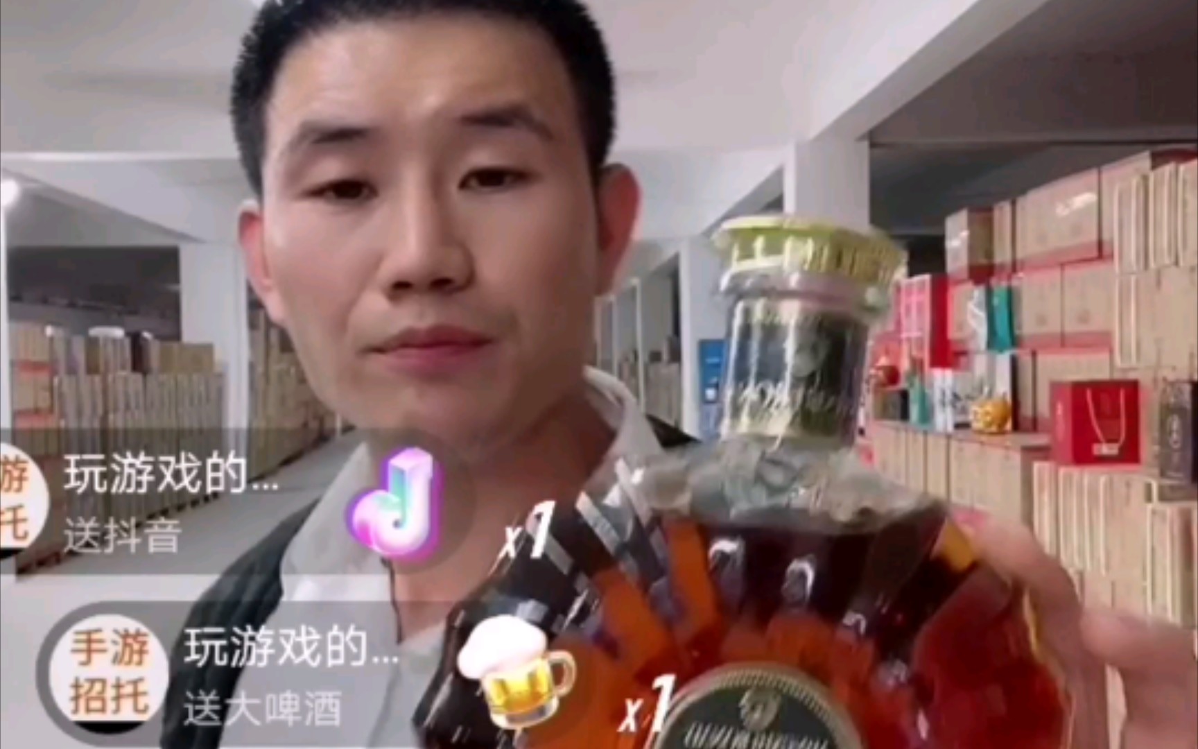 嘎子边卖酒边劝潘子