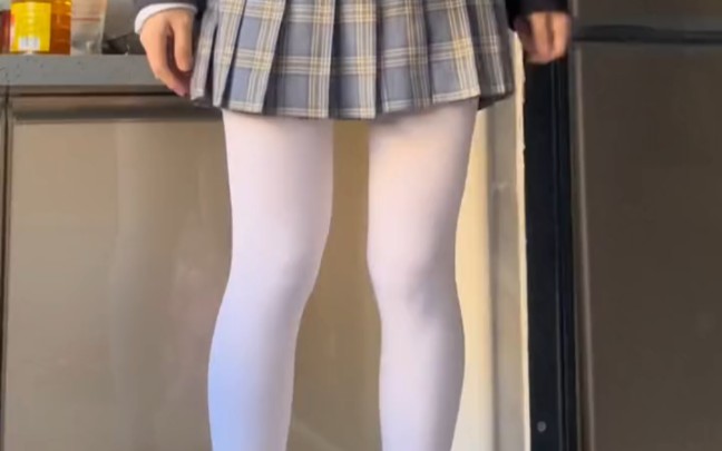 It's still white cotton pants in the fall and winter