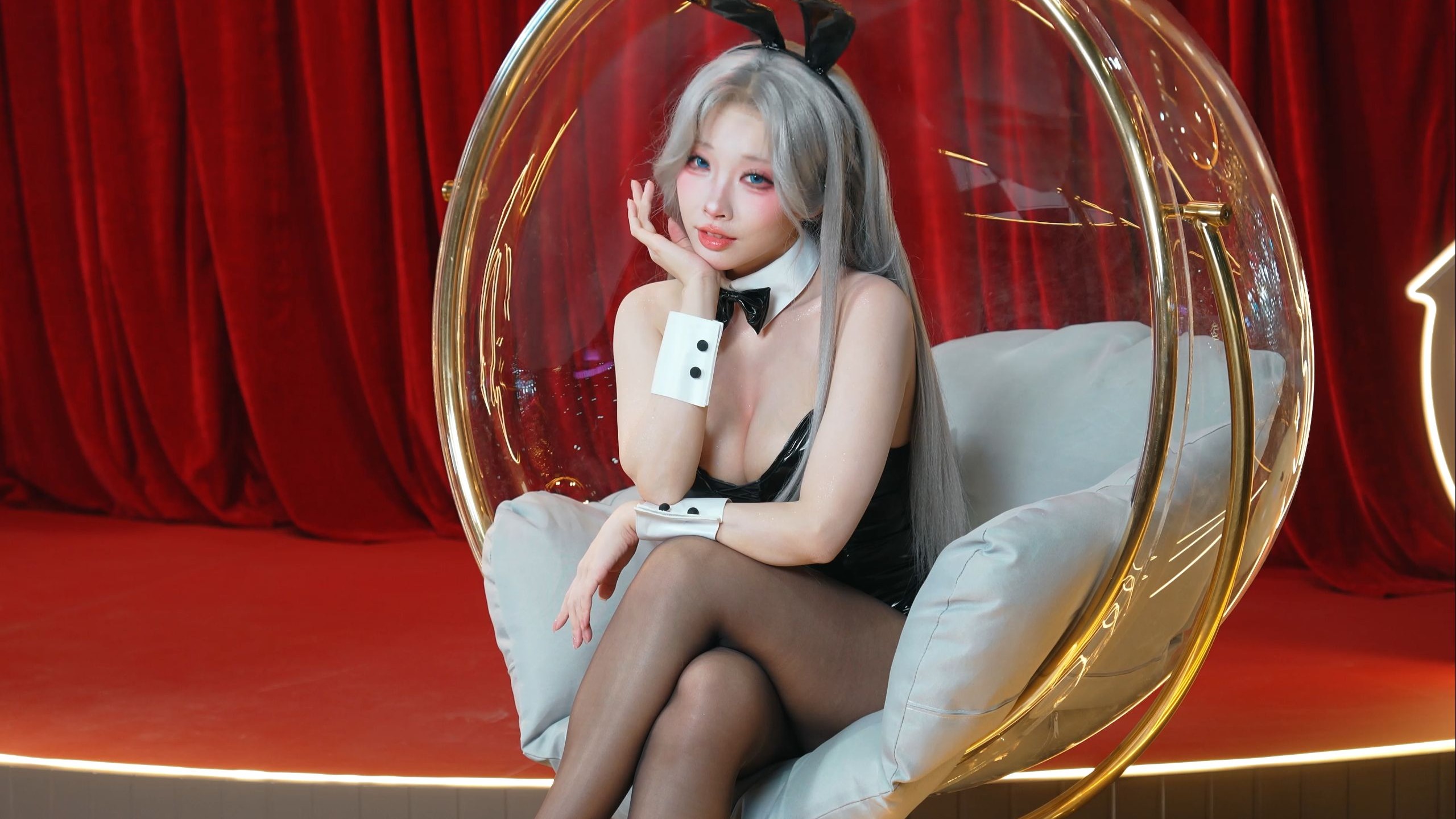 Your Beloved Sakura Miyamoto at the Firefly - Azur Lane Booth