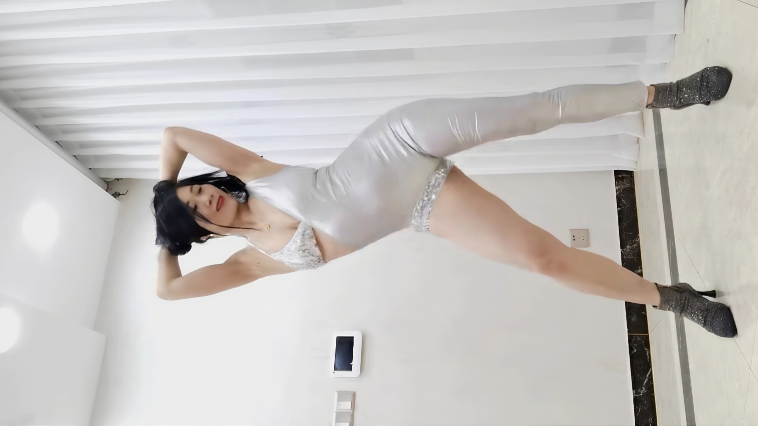 熟女舞后 银色衣着健康舞（6分45完整版）