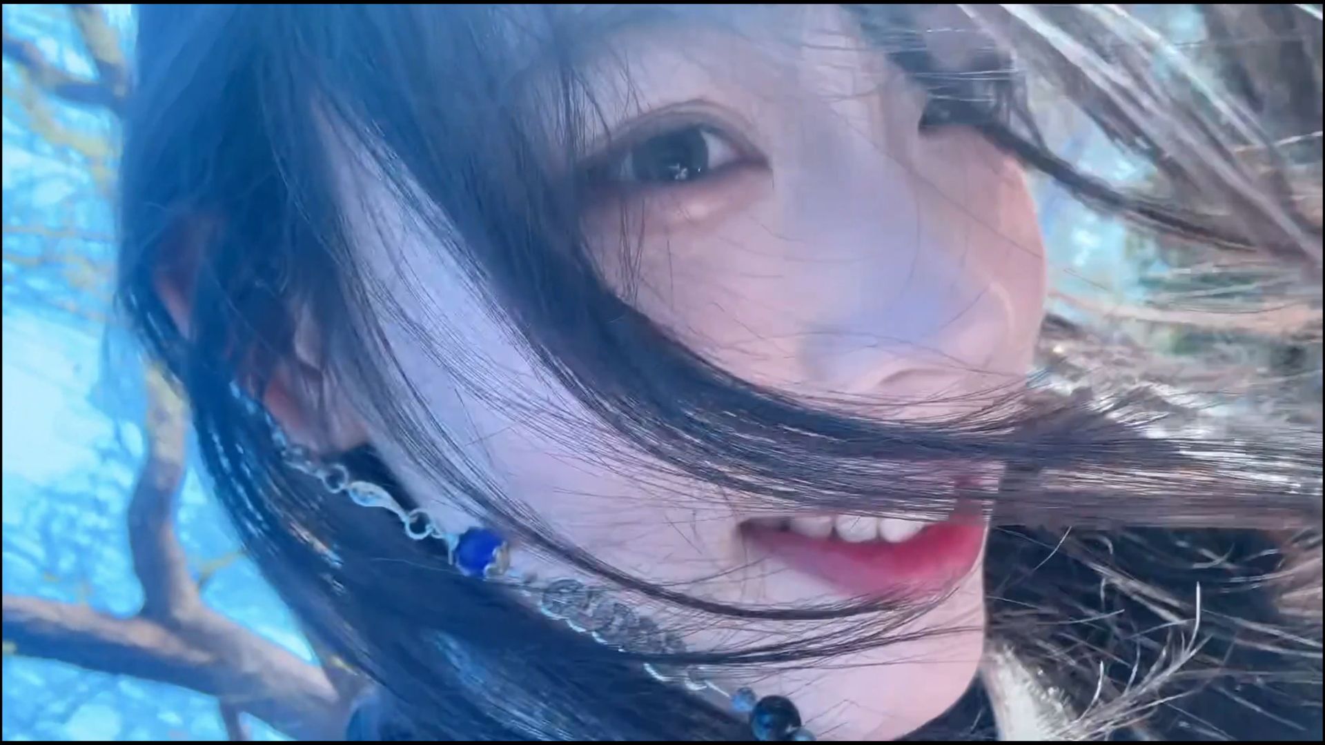迷人的笑脸吸引视线
