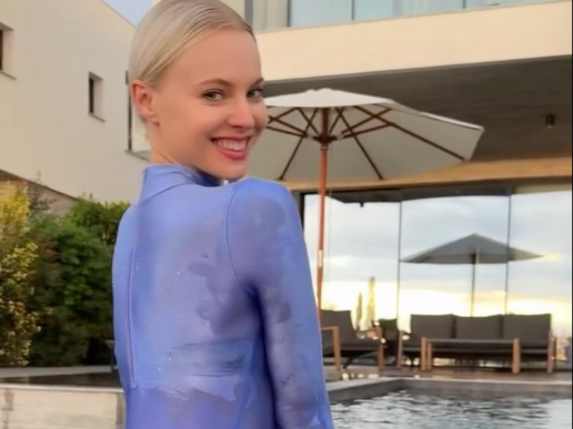 When temperatures drop below zero let dressing be code for, "I'm not cold, I'm fired up" 🔥 #outdoorouting #devil's body #tights #poolshoots