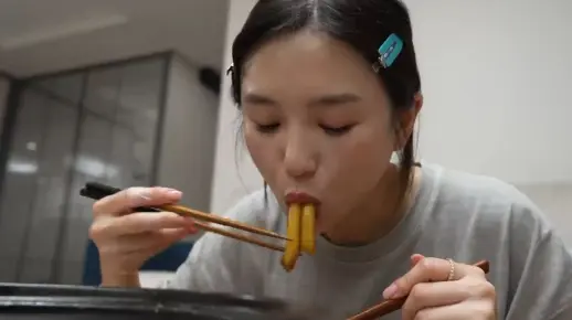 Hamzy狰狞吃播 | 红烧巨型牛肋骨&萝卜泡菜 咱姐又美美接推广了 视频都尽心尽力了不少