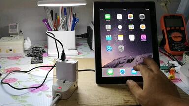 iPad4<em class="keyword">改无电池通电自动</em>开机，后盖开孔usb 5V进线供电，iPad4功耗比较大，需要5V3.4A电源才能正常启动，iPad改车载导航，防爆防晒。