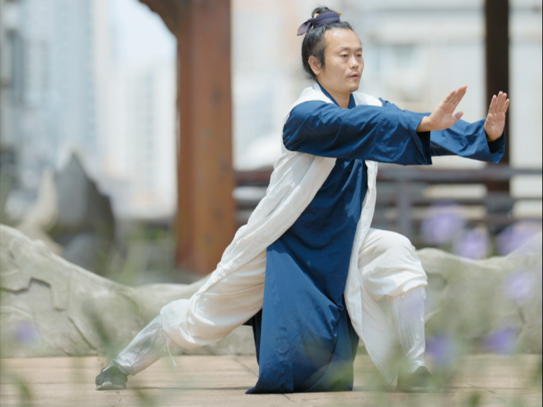 运气推掌，锻炼肩背手臂。舒畅全身。