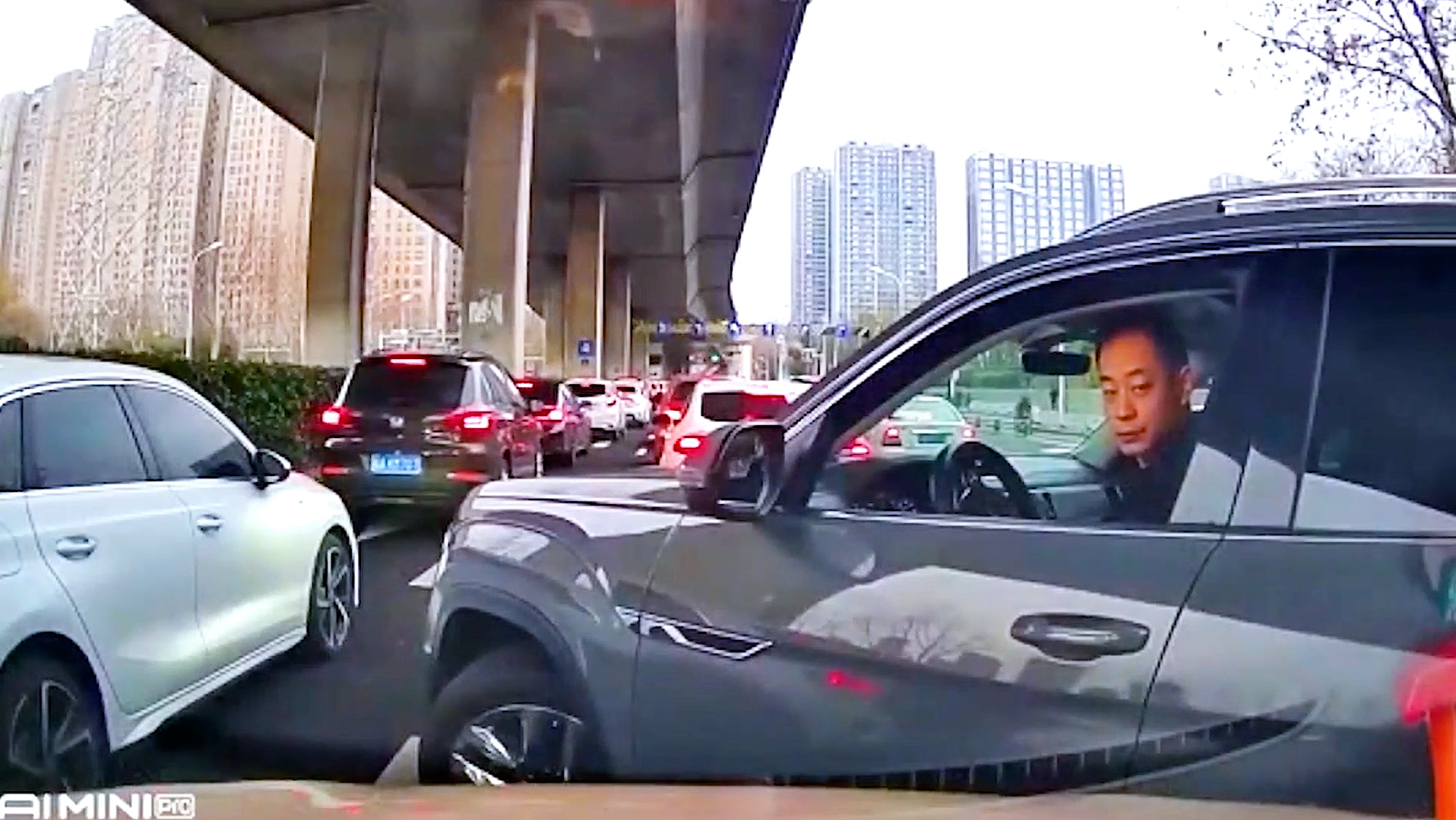 路怒症故意挑衅，我才不惯着他