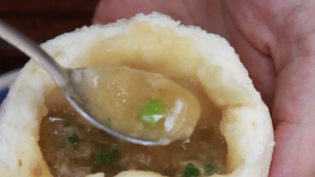 没想到开水也能直接加进肉馅里？这样包子馅里的汤汁反而更多？