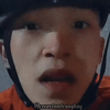 过去的妹妹是一个穿着红色喜剧的女孩