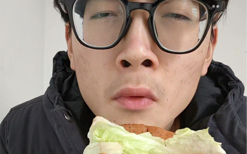 韩国吃的太离谱了，躲在宿舍偷偷啃面包