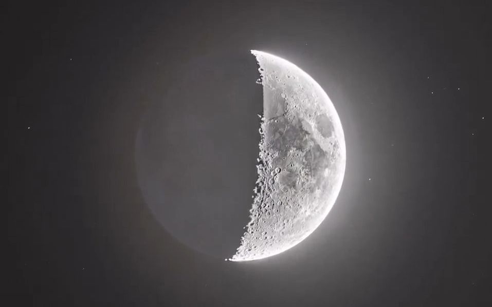 有史以来我拍到最震撼的月亮照！高清到难以置信！
