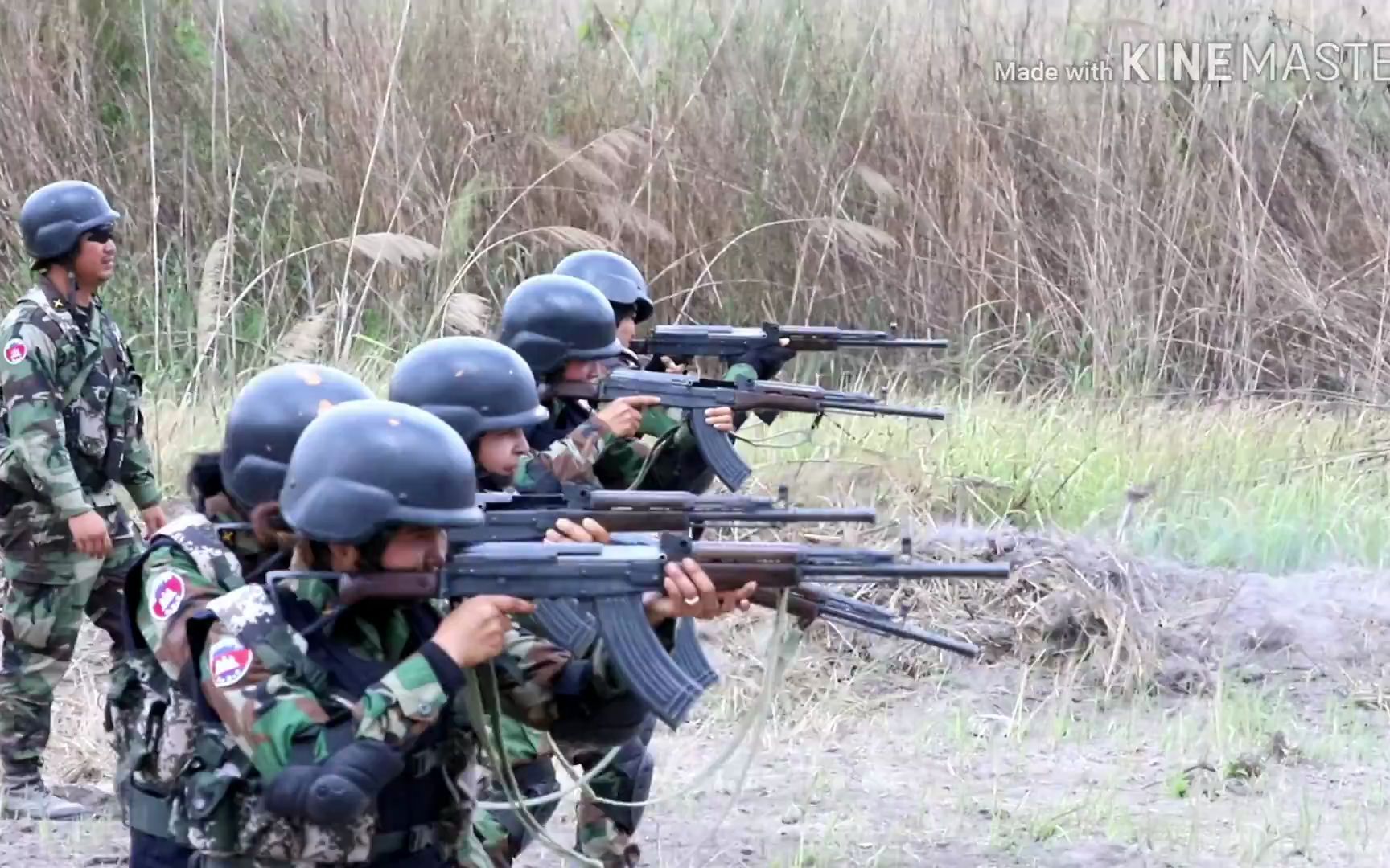 柬埔寨女兵使用中国81-1式步枪进行训练