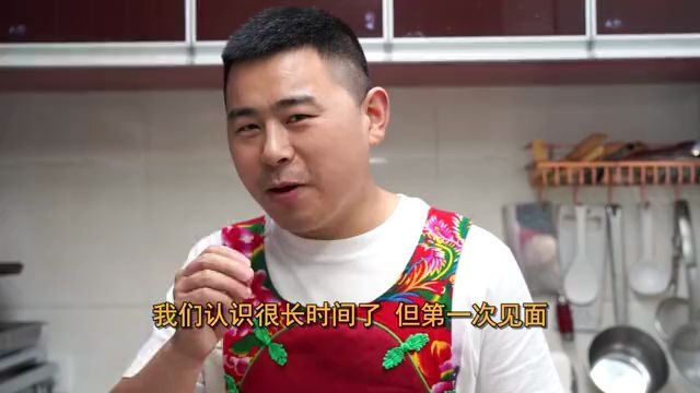 超小厨朋友来家做客媳妇买50只小龙虾一两一个喝瓶酒小脸通红